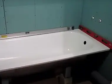 Установка чугунной ванны